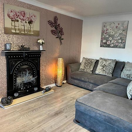 Tudor House - 6 Guests -Off Street Parking -Quiet Location - Secure Garden Wigan Exterior foto